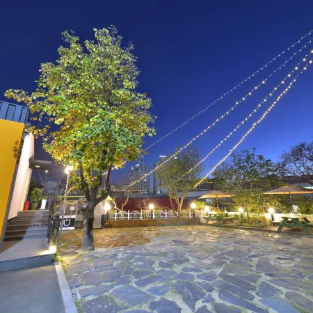 With U Hotel & Guesthouse Отели рядом с достопримечательностью «Daepohang Port»