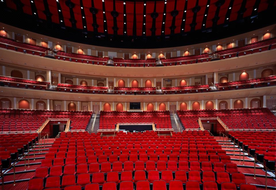 [시저스 스위트 앳 시저스 팰리스의 웅장한 수영장 시설]