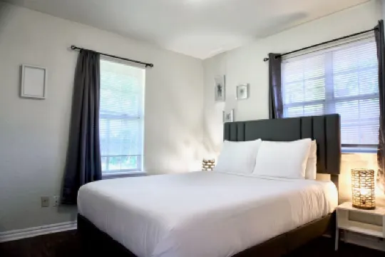 Cozy Home- Zoos Museums Fun Step From Your Door Hotels in 