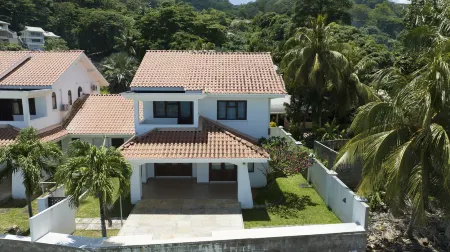 Beach View Villa - Beauvallon Villas