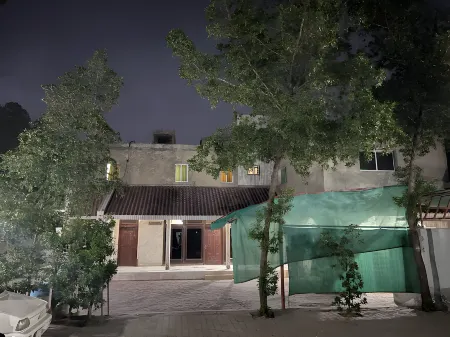 Babar House Отели рядом с достопримечательностью «The Chenab Club»