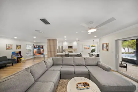 Mediterranean Oasis! Pool, Game Room & Lounging Отели в г. Лейк-Магдалин