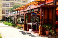 AMC Royal Hotel & Spa Отели в г. 