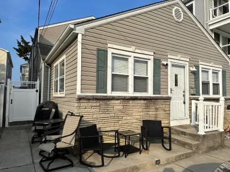 Beautifully Renovated 1st Floor Condo - Walk to Beach - Sleeps up to 8 Отели в г. Бригантин