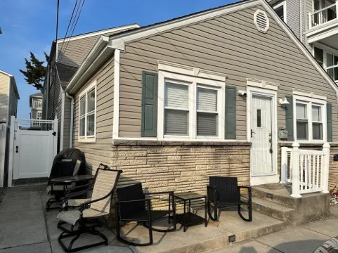 Beautifully Renovated 1st Floor Condo - Walk to Beach - Sleeps up to 8