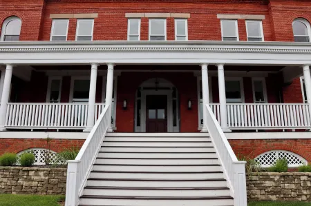 Historic Red Rooster Inn Отели в г. Литчфилд