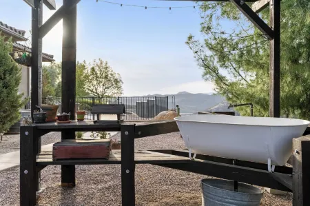 Cleveland Vista by Avantstay Pool, Hot Tub, Fire Pit + Panoramic Views