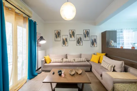 Charming 2BR retreat near market & beach