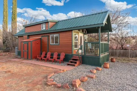 NEW Moondance Majestic Mini Cabin Cathedral Rock Отели рядом с достопримечательностью «Катедрал Рок»