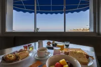 Cerise Royan - le Grand Hôtel de la Plage - breakfast