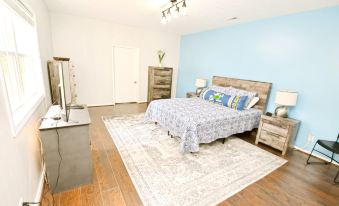 10 min Walk to ND Stadium 1820