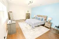 10 min Walk to ND Stadium 1820