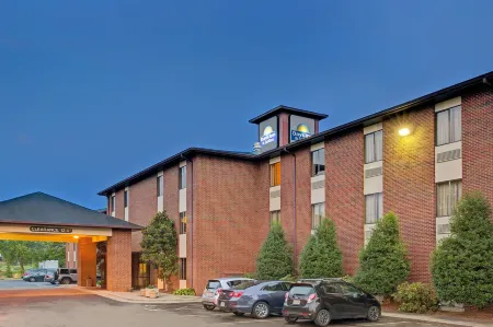 Days Inn & Suites by Wyndham Hickory