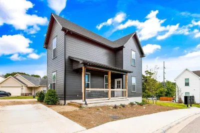 2-story modern & chic home near downtown with washer/dryer, AC, & fast WiFi Hotels in Фаєтвіль