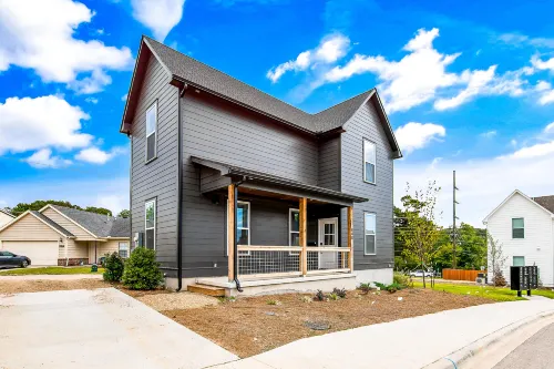 2-story modern & chic home near downtown with washer/dryer, AC, & fast WiFi Hôtels à : Fayetteville