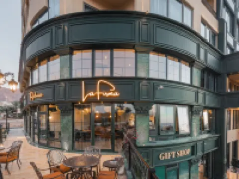Bratus阿克巴酒店 鄰近City Beach的酒店