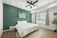 The Hideaway Haven - 3BD Condo w/ King Bed Suite & Free Gated Parking