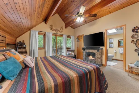 Lake Lodge 4-bedroom private setting