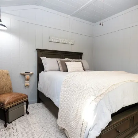 Cozy Cabin on the Creek with WiFi and AC in Delightful Belton
