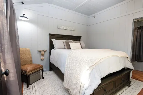 Cozy Cabin on the Creek with WiFi and AC in Delightful Belton