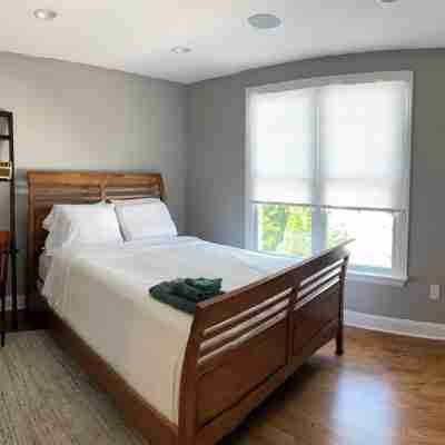 Modern Beauty - 3 BR/ 2 BA Apt. - 10 miles to NYC. Natural Gas Grill & Fire Pit Rooms