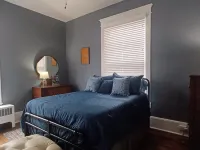 Charming 2-bedroom apartment in quiet downtown neighborhood in Petersburg Hotels in Grant County