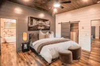 Stylish 3BR Cabin Retreat with Hot Tub & Outdoor Kitchen - 5 Mins to Hochatown