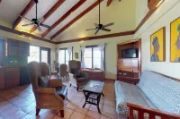 Oceanfront condo with shared pool, sea view, central AC & WiFi - walk to the beach Hotel dekat Placencia Peninsula