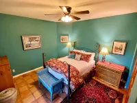Charming Casita on a quiet western Ranch in a Cave Creek neighborhood.