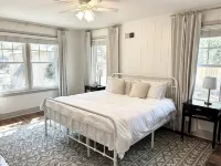 Charming 1-bedroom bungalow in beautiful DOWNTOWN Georgetown with WiFi, AC