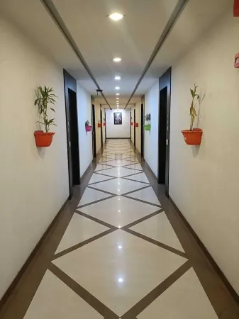 Hotel Grand Ambience Отели в г. Гандхидхам