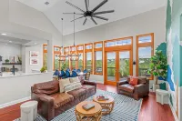 Luxurious Lake Park House: Sleeps 25, Pool, Hot-Tub, Firepit and Game Room! Hotels in Travis County