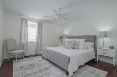 5 Star Luxury Living in Homewood Minutes from Samford! 桑福德大學附近的飯店