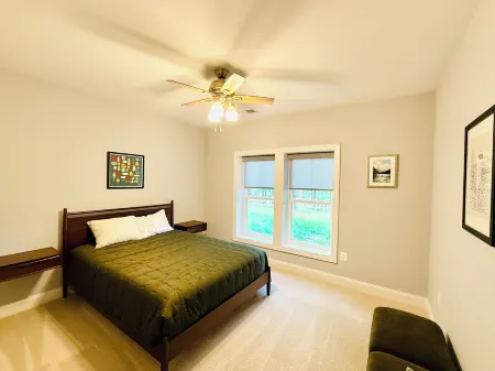 Waterfront! Laid Back at Lake Anna, new home, deep water cove, dock, fire pit! Отели в г. Каку