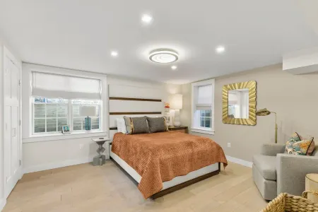 Luxe Designer Dream Home - Free Parking - Walk to Beach + Dining + Shopping