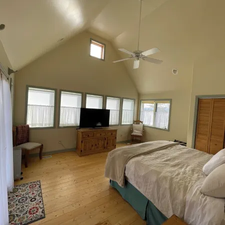 Charming farmhouse in Historic Spring City with AC, WiFi, and full kitchen.