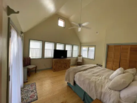 Charming farmhouse in Historic Spring City with AC, WiFi, and full kitchen.