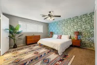 Spring Nights: Fire Pit, BBQ, Games, Pets, 1 Mile to TX A&M, 8 Car Parking
