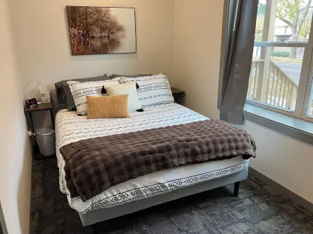 2 Bedroom - Convenient & Comfy Downtown Apartment Отели в г. Маршалл