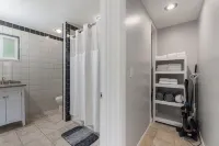 Charming 2-bedroom apartment with WiFi, AC in Olympia
