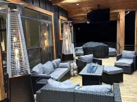 Stunning 4-bedroom house with amazing outdoor space and dock in Double Springs. 温斯頓縣酒店
