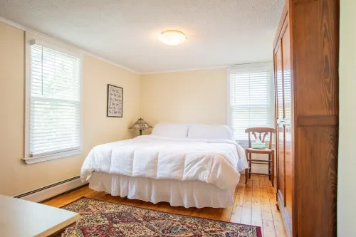 Bright, relaxing 2-story built in 1843, with WiFi & smart TVs in charming Dalton