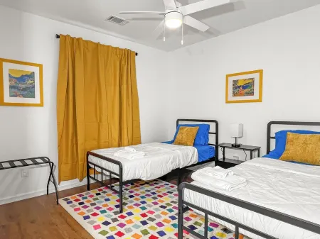 4BR Near Airport - King Bed, Beauty Bar, & Parking Отели рядом с достопримечательностью «Спортивная площадка Стиплчейз»