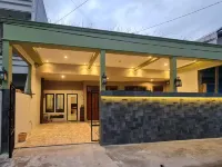 Green Living Home Hotels near Ramayana Central City Mall Semarang