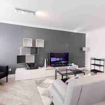 Luxury, Modern Apartment w/ Netflix in Zone 2 Others