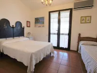 Villa Mary in Pula: exclusive location with private access to the beach Hotels in Perd'e Sali