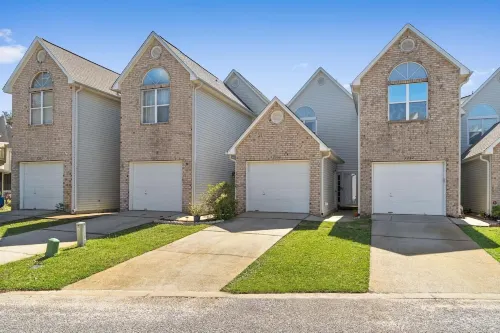 Sleeps 6- 2 bedrooms with private baths, crib, bay access, pool, mins to Beach!