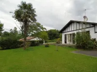 RENOVATED BASQUE HOUSE 8 BEDROOMS CLIM WIFI NEAR LAKE, OCEAN GARDEN, PETS OK فنادق في Saint-Pee-sur-Nivelle