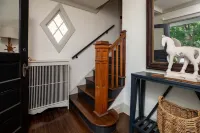 Historic Flat Minutes Away from Saratoga Track