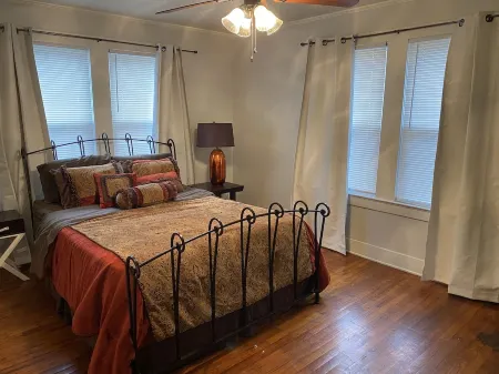 Home Town Getaway - 2 bed 1 bath home - close to town! Отели в г. Logan County